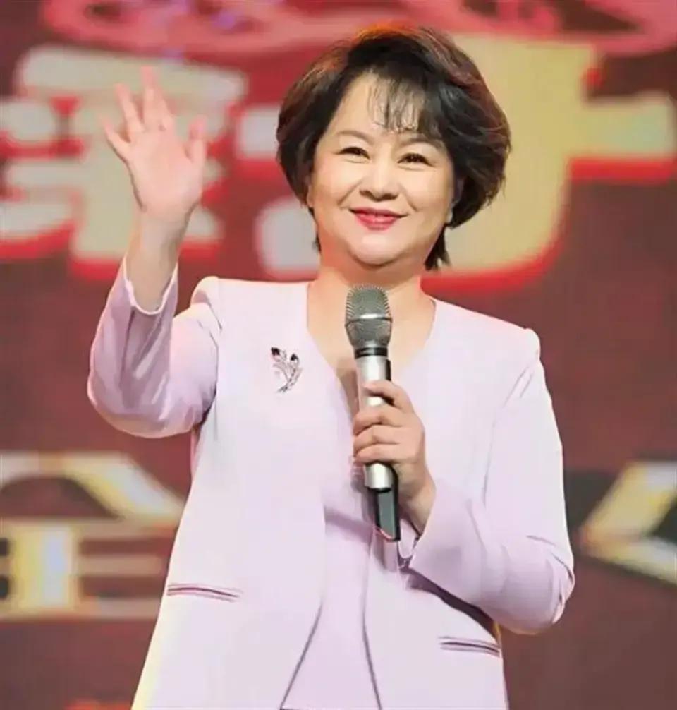 1999年，鞠萍向丈夫提出了离婚，丈夫同意离婚，却让她二选一，孩子和财产只能带走一样！鞠萍一听当即就清楚他内心的算盘，但她不忍孩子留在这里，最终选择带走孩子。
 
走出民政局那天，风有点大。鞠萍把儿子的衣领往上拉了拉，牵紧他的手。
 
“妈妈，我们去哪儿？”蒋翼遥抬头问。
 
“回我们自己的家。”鞠