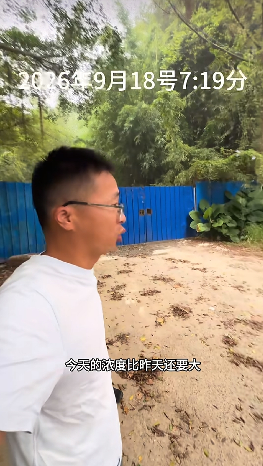 山沟里浓烟刺鼻，工人自己都不吃：你餐桌上的白净笋片，可能是拿命换的广东清远硫磺熏笋

家人们，今天必须跟你们聊一件事，我刷完那段视频之后，中午本来想点的笋尖炒肉，硬是没敢下单。

博主“渔猎齐哥”接到粉丝举报，说广东清远一带的山沟里藏着用硫磺熏竹笋的黑窝点。9月15