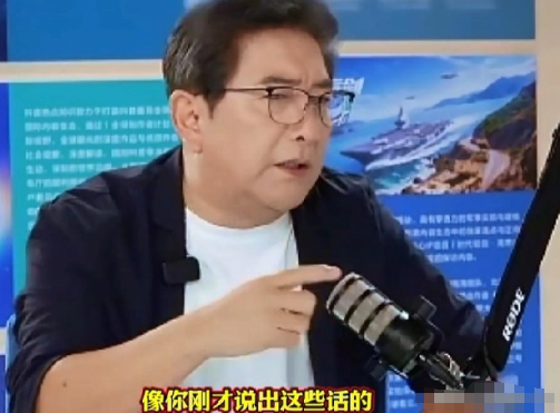 敢正面怼主持人天花板的网红，蓝战非算头一个了。水均益访谈中问蓝战非，从你环游世界的视频中，也看不出你是一个有思想会思考的人。

蓝战非一秒犹豫都没有，抬着下巴，看着水均益，直接来一句，那我就要批评你了，你这是傲慢和偏见！
 
水均益那句话，搁在访谈的语境里，其实不算刁难。他跑了四十多年新闻，战地也去