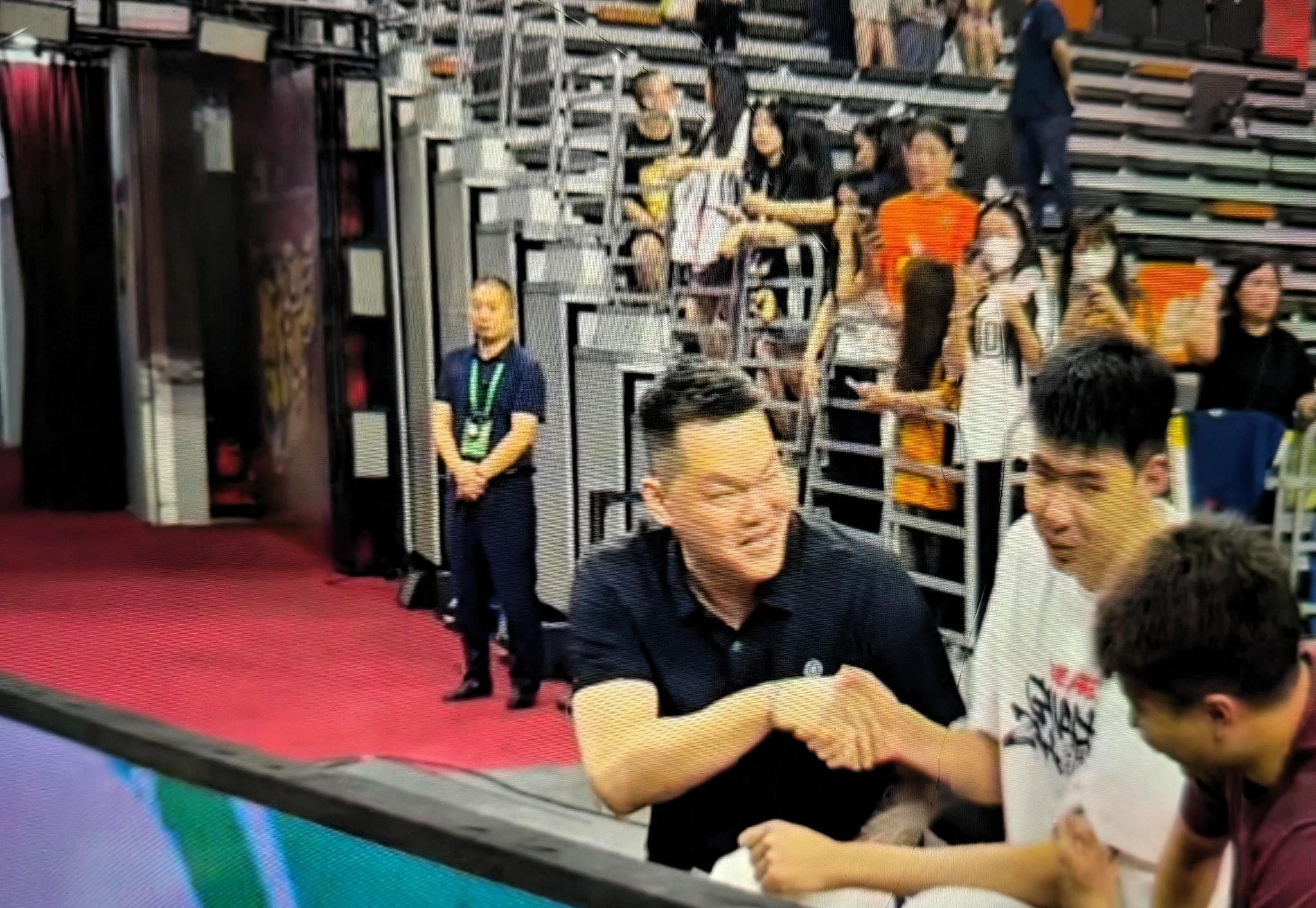 朱芳雨赛前特地找到徐昕握手寒暄，意思就是说：自己人，下手轻一点，俗话说...