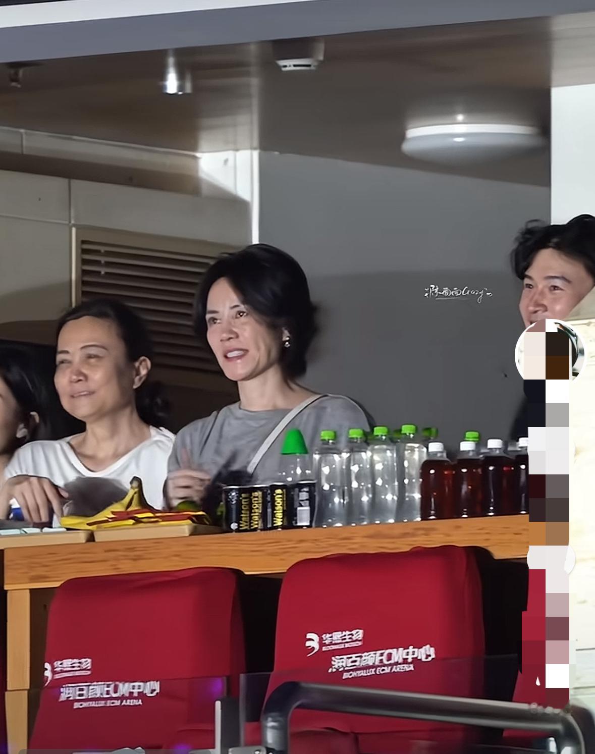 那英演唱会上的嘉宾王菲，看上去跟我们普通人也没什么区别，看上去挺显老的，没有聚光灯的环境 ，就像一名刚退休的工作人员

跟谢霆锋不像一个年代的人，谢霆锋还是记忆中的那个谢霆锋

看来哪有什么不老女神，时间不会静，对待我们每个人都是公平的。
