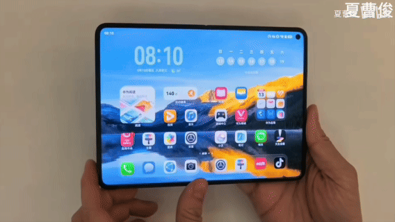 iPhone Duo 这次最大亮点之一的「内外屏翻折动画」这么快被破解了？[哆啦A梦吃惊]

在华为Pura X Max 大阔折上完美复刻了 Duo 的翻折动画
还原度非常之高
并且只花了一个晚上就实现了

硬件上需要识别铰链开合角度和双屏同显
大阔折是都具备的
软件上鸿蒙 7具有空间计算特效和方舟图像引擎
也可以实现 ​