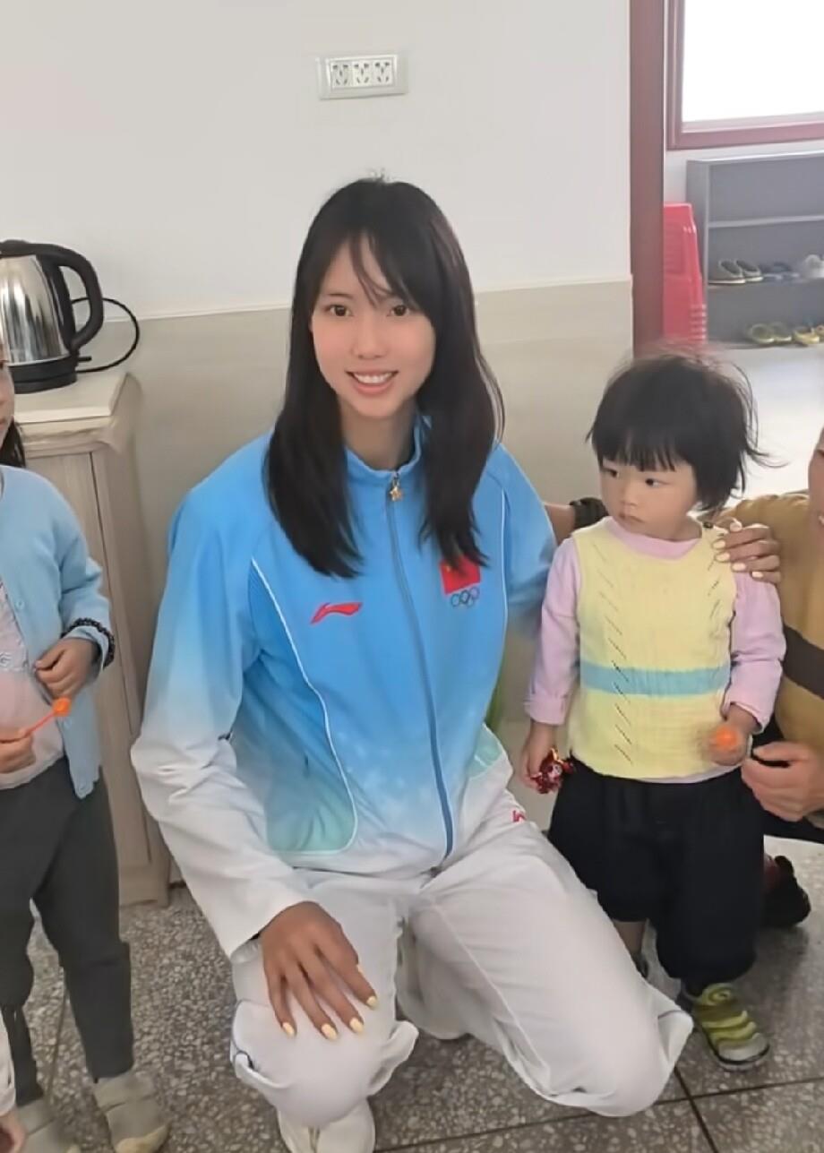 她回家了。
人挤满屋。
亚运会仰泳冠军彭旭玮回湖北老家，街坊亲戚全来了，争着跟三金王合影，她给整害羞了。
彭旭玮拎着箱子进门，堂屋已经坐不下。大舅从镇上赶来，提两箱牛奶。对门张阿姨拉她手，说小时候抱过你。有人喊拍照，她站过去，拍完一波又一波。她妈端茶，她爸递烟。村头小卖部老周也来了，说沾喜气。她躲厨