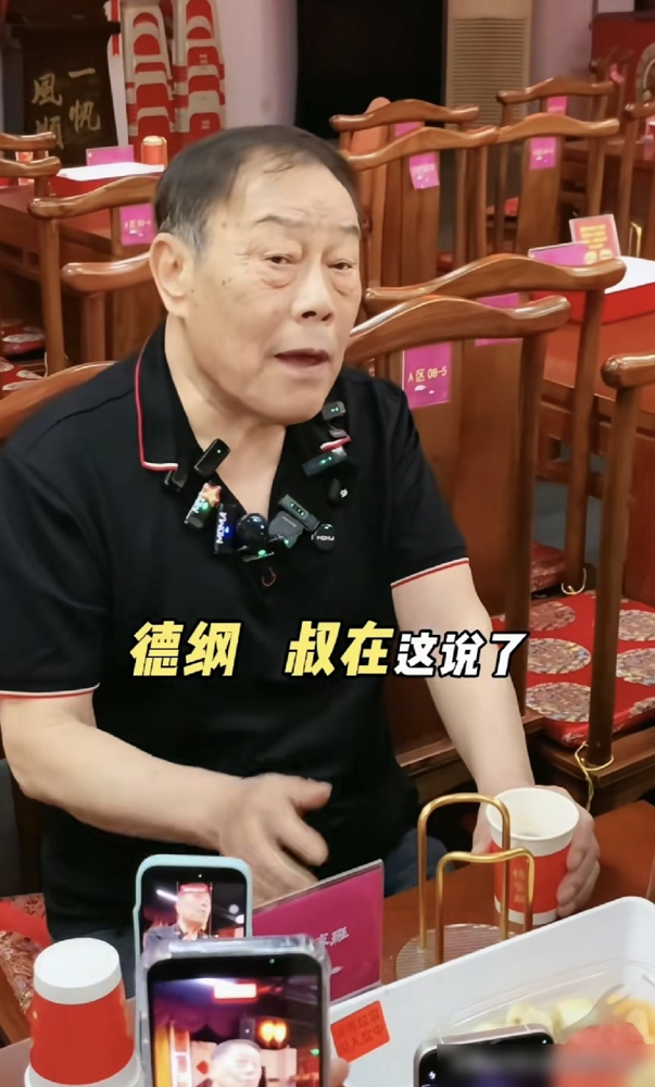 郭德纲这招釜底抽薪，直接把杨家亲兄弟的底牌给掀了。
这边弟弟杨议还在直播间死磕，指着鼻子骂郭德纲忘恩负义，那边亲大哥杨威，转身就在网上对郭德纲公开示好。杨威专门喊话，说打心眼里佩服老郭勤奋，绝不蹭流量，紧接着就亮出老郭请他去纲丝节演出的交情。
亲哥俩，一个死咬着当年那点提携之恩，非要讨个面子，另