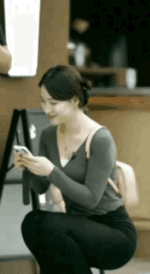 这气质这笑容太迷人了，我喜欢这样温柔的小姐姐！