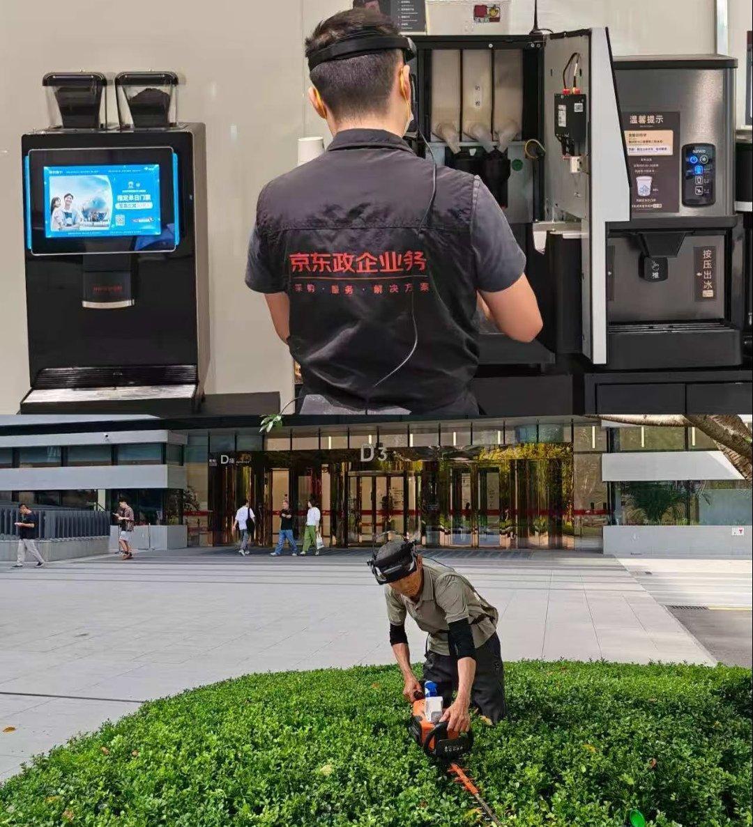 新的时代要来了：

人类蒸馏开始！京东园区保洁园丁被要求戴这采集装置工作，数据用于训练机器人～

好好搞，搞好了大家一起失业[泪奔][泪奔]

#机器人数据蒸馏# ​