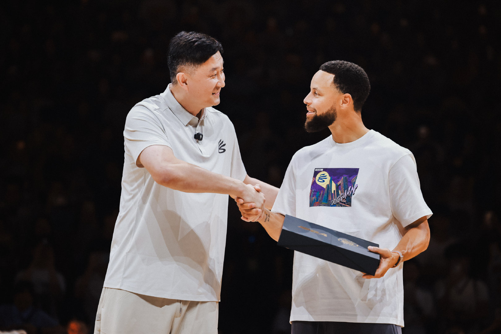 库里昨晚现身粤BA现场，与广东省篮球协会会长杜锋指导同框。#CBA[超话]# ​