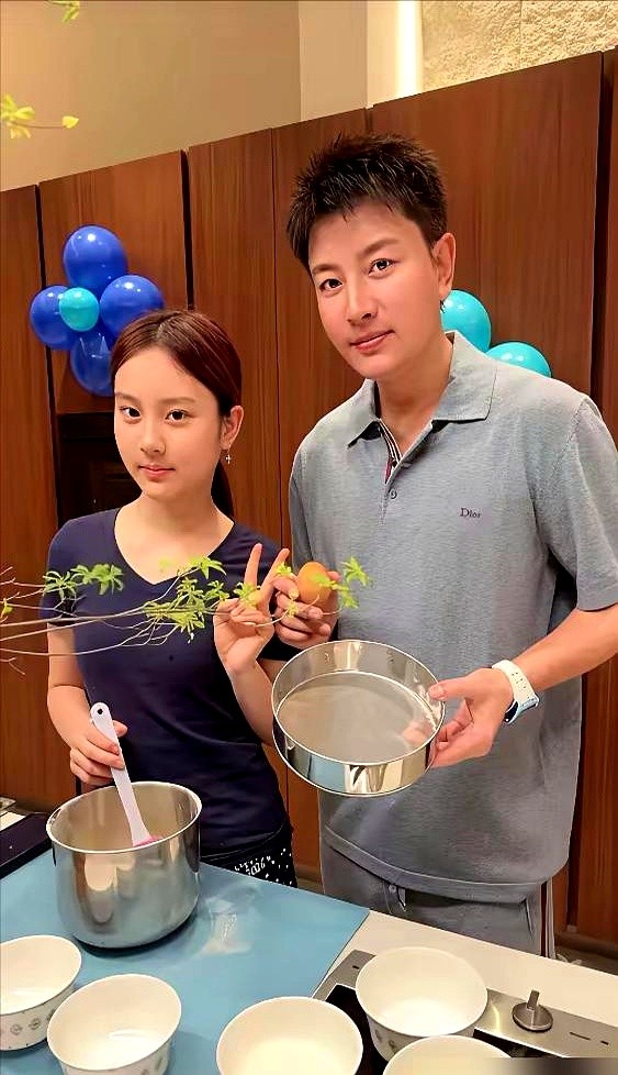 42岁的贾乃亮对着镜头苦笑，整整8年没接到主角戏了。

卡在演偶像太老、演爹太嫩的年纪，他只能转头扎进直播间扯着嗓子卖货。整个横店也在经历大逃杀。

13万人死盯通告群里仅有的800个缺额，167人抢一个日薪80的活，八成摄影棚落满灰尘。顶流片酬从上亿硬生生砍到两千万。

不是资本没钱，是机器把饭碗