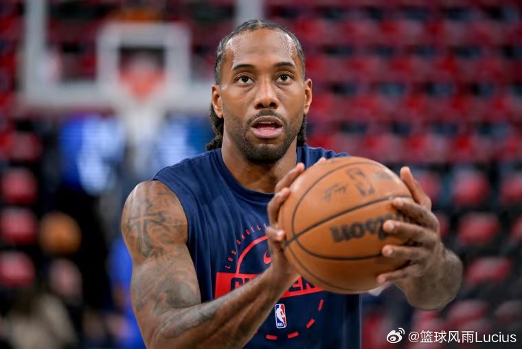 NBA对快船开出史上最重罚单：老板史蒂夫·鲍尔默被禁赛一年，伦纳德被罚70万美元。周三，联盟对鲍尔默和两名高管进行停职，原因是球队在球员合同中存在规避工资帽的违规操作。 #卡舅多次向快船施压# ​