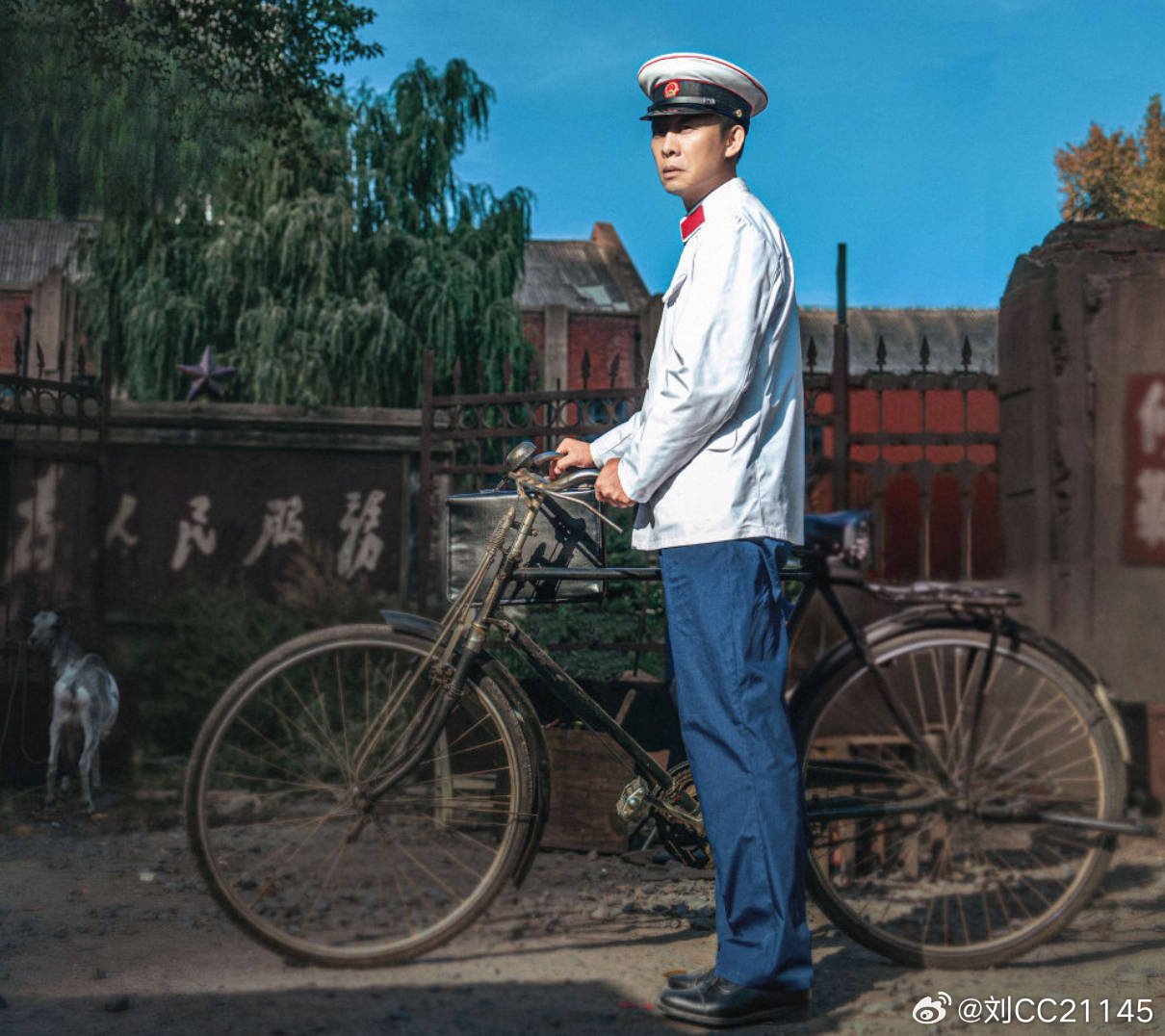 #张译说不会刻意回避警察题材#张译谈及角色选择，坦言不会刻意避开警察相关题材。他敬畏这类角色，愿意沉下心打磨，用演技还原基层警务人员的真实模样。 ​