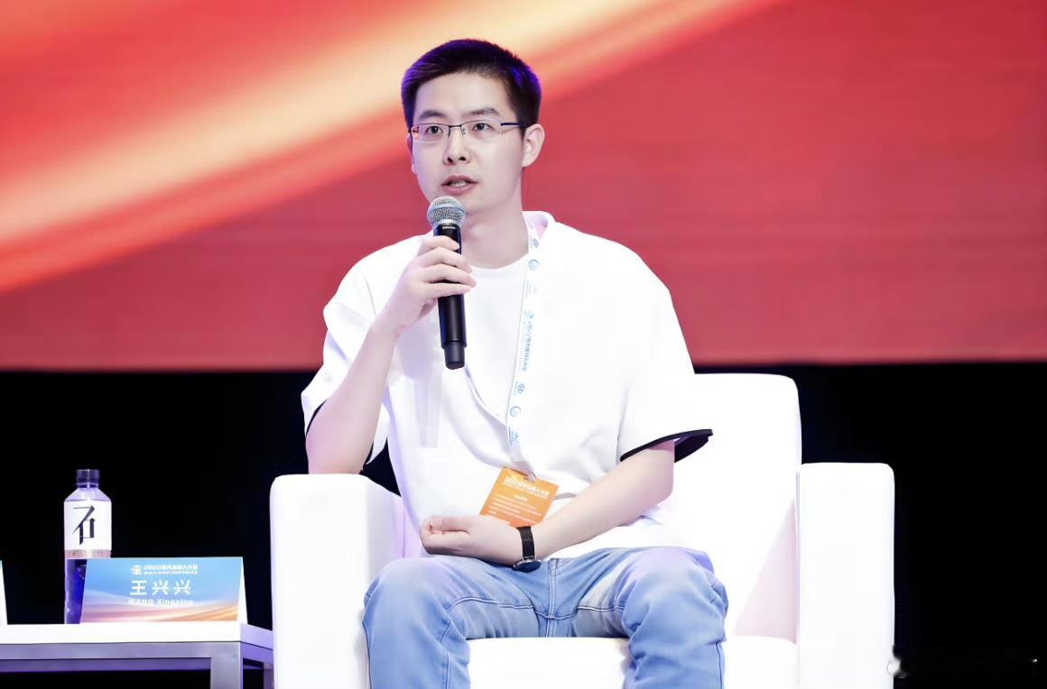 关于宇树科技「一个超过100元的报销都需要亲自审批」，这个东西得看，是必须王兴兴手动审批，还是流程中抄送，以及这是哪个部门？

然后小心眼、事无巨细这方面，我知道他是个巨在意细节的人。

但这不算缺点，我可以轻松举例出几个现在都是大佬级的人，曾经也是如此。

某国内Top10富豪，业内出名铁公鸡，各