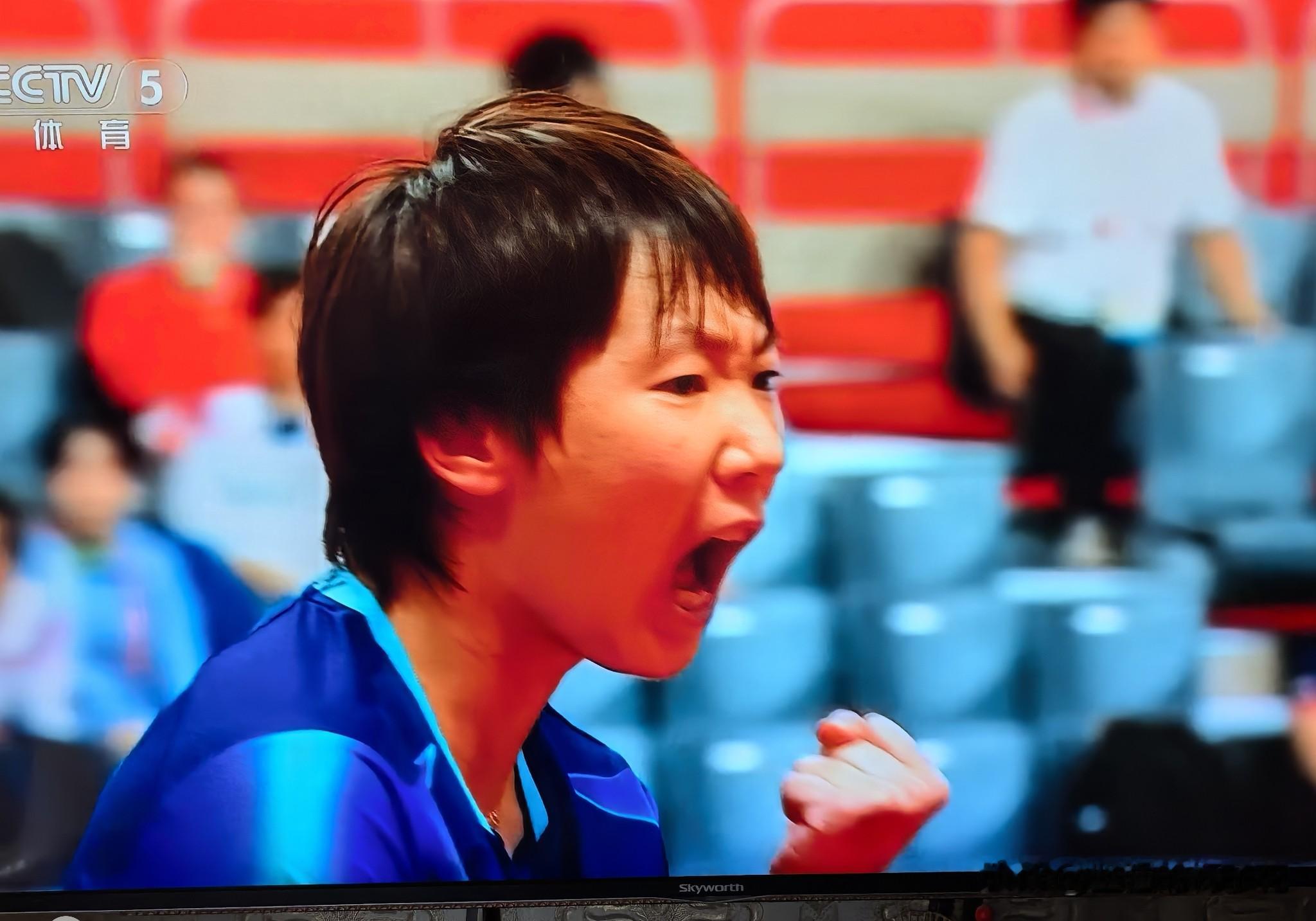张本美和又又又被王曼昱打哭了。谁让她遇上王曼昱呢？女单半决赛，王曼昱4:1力克张本美和，顺利晋级女单决赛！恭喜王曼昱！

名古屋亚运会，张本美和四天两次遇上王曼昱，两次都铩羽而归。

女团决赛时，王曼昱3:2战胜张本美和，拿下宝贵的一分。

今天女单半决赛，王曼昱同样没有给张本美和一点点机会。王曼昱