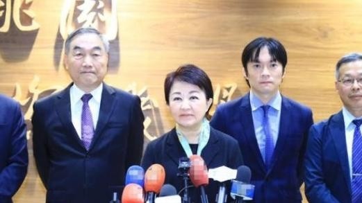 谁是当下台海最危险的定时炸弹？不是跳得最高的赖清德，而是这个藏得最深的女人！她披着“妈妈市长“的亲民外衣，打着反对台独的旗号，却在暗中紧抱美国大腿，一步步把台湾推向战争边缘。

台海局势的复杂之处，在于岛内政治人物的公开表态、实际政策选择和对外关系，往往存在不同层次。10月19日，台中市长卢秀燕受邀