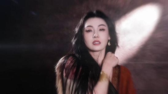 #张柏芝顶级骨相的含金量##张柏芝转身变装# 能把温婉感和明艳感同时拿捏，得益于本身出众的骨相条件，简单的转身镜头就足够抓人眼球。 ​