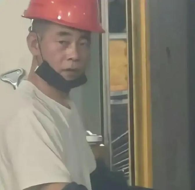 因为在车间干活被拍了一段视频，一个47岁的普通工人，差点被全网硬塞给陈小春当亲弟弟。
事情闹得沸沸扬扬。
起因只是福建一家厂子里，工友拍了这位陈师傅干活的画面。眉眼、轮廓确实跟演员陈小春挺挂相，视频一发出来，网络侦探们瞬间坐不住了。
有人翻出陈小春早年在节目里提过，小时候家里穷，年幼的弟弟被人