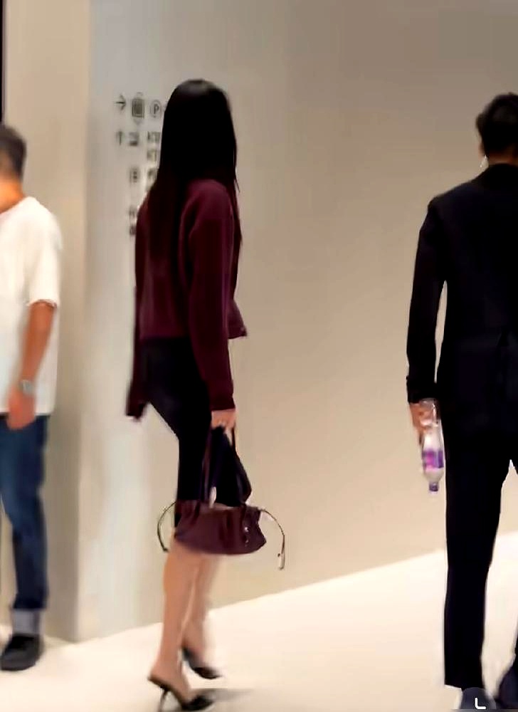 奚梦瑶背着帆布包混进北大，没人认出来，学的是港大金融EMBA，两年学费将近一百万
 

婆婆梁安琪亲自铺路，现在已经开始让她接触家族信托和商业决策了
 

很多人脑子里还存着她维密摔跤那一幕，觉得这是个只靠脸吃饭的模特，结果人家早就把赛道换了
 

自己的护肤品牌首月就干到了千万营收，高端代言接着，