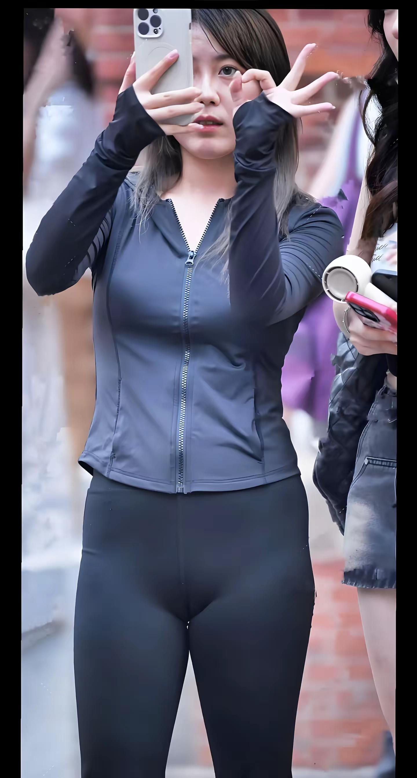 <p>街拍美女穿搭 性感女神 瑜伽裤 街拍小风 <!--{img:0}...