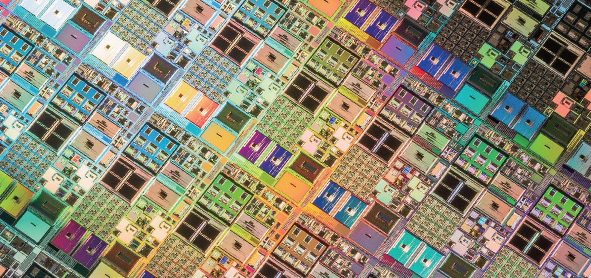 据海外供应链消息显示，由于人工智能加速器与服务器芯片需求持续强劲，台积电正考虑再次上调CoWoS先进封装报价，涨幅预计在10%至20%之间，相关封测厂商也在评估跟进调整。作为将计算芯片与高带宽内存通过硅中介层整合的核心技术，CoWoS订单目前已从AI GPU迅速扩展至服务器CPU与定制化ASIC领域，导致相 ​