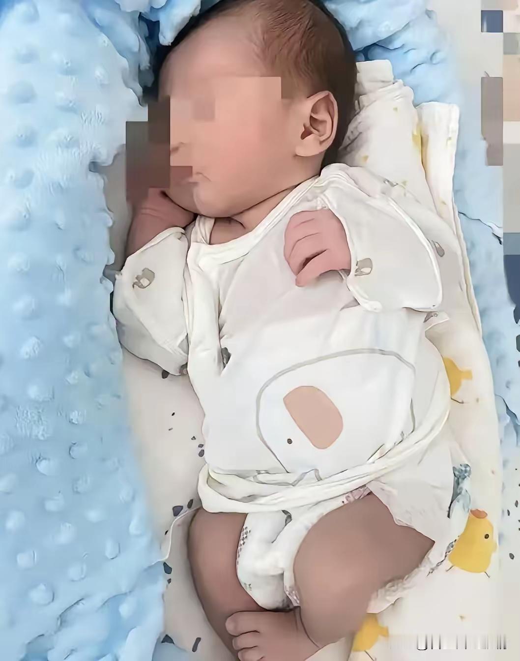 全网泪目生死瞬间！八月孕妈猝然离世，婆婆跪地求剖腹取子，一声啼哭救赎整个家庭

生命已逝之后，是否还要为她腹中的孩子争取一线生机？一场关于&34;围死亡期剖宫产&34;的伦理讨论，近日在很多网络平台引起热议。

相关的故事版本流传很广：一位身怀八个月身孕的年轻妈妈突然离世，家属请求立即手术取出胎儿，孩子最终发出