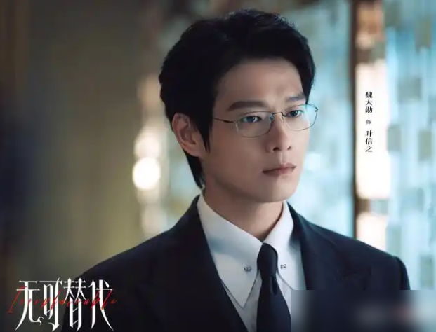 张魏写完《杜拉拉升职记》，16年没碰职场剧，这回一上来就甩狠话：新人第一年淘汰60%，恋爱戏只给四成。
赵今麦演个野心比天大的新人徐迟，魏大勋是她上司，俩人明面上是师徒，背地里是死对头。不是甜宠，是那种你算计我、我防着你的智性拉扯。
最狠的是，这剧只有20集。央视八套直接当出品方，一刀没剪，9月