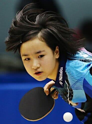 日本伊藤美诚到底厉不厉害？这个问题其实得分两头说。她确实拿过奥运混双金牌，也赢过中国队的顶尖选手，但你要说她能统治乒坛，那还真谈不上。

先说她的本事。伊藤美诚最让人头疼的，是她的发球和前三板。她的发球变化多，旋转诡异，经常让对手一上来就吃发球。再加上她反手生胶的弹击