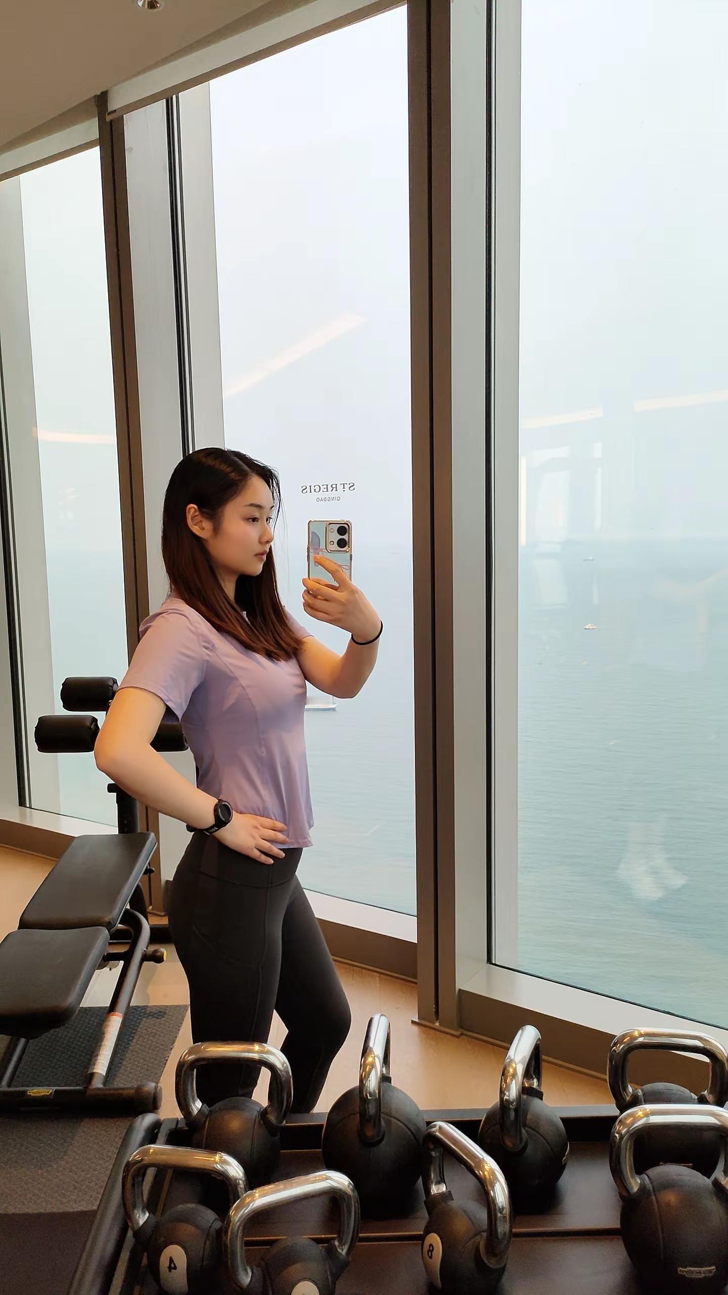 宝宝你是一个健身女你的训练痕迹几乎没有而你刁钻的拍摄角度很好的弥补了这一点