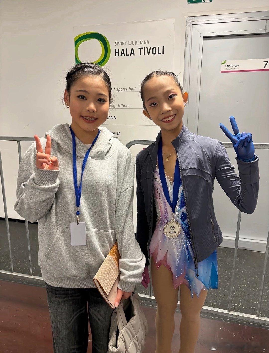 #刘玉萱##hana bath# #Leandra TZIMPOUKAKIS# 
新西兰华裔小选手场下合影
所有人来看这个银牌树杈子小嘉嘉
来源：🎵回车 ​