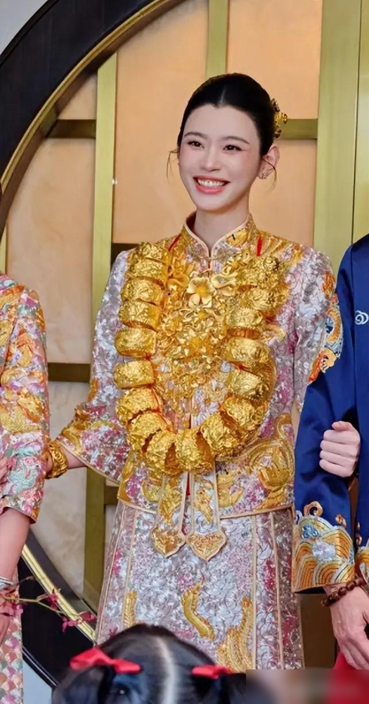 奚梦瑶晒22只实心黄金围脖！

这事儿我看得挺有感触。豪门婚姻钱多钱少都不要紧，怕就怕两边心里的那杆秤不平。这次补上的敬茶礼，分量摆在那儿，等于婆家当着所有人的面给了一个态度：认这个儿媳，也认她的位置。

很多人只盯着金子有多沉，我倒觉得更值得琢磨的是时间。七年过去，孩子也大了，家里的格局也稳了，这