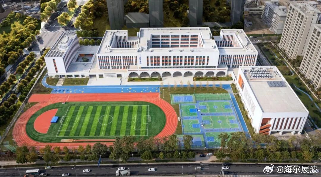 这两天，2026年“数据要素×”大赛山东分赛教育创新赛道评审结果也正式揭晓。#海尔学校# 凭“智慧校园——以知识图谱为引擎的AI智慧教育平台”项目斩获一等奖，也是全省唯一若此殊荣的高中学校。看到这一消息，深感这份荣誉实至名归。这不仅是一份荣誉，更是为“人工智能赋能基础教育”交出了一份可落地 ​