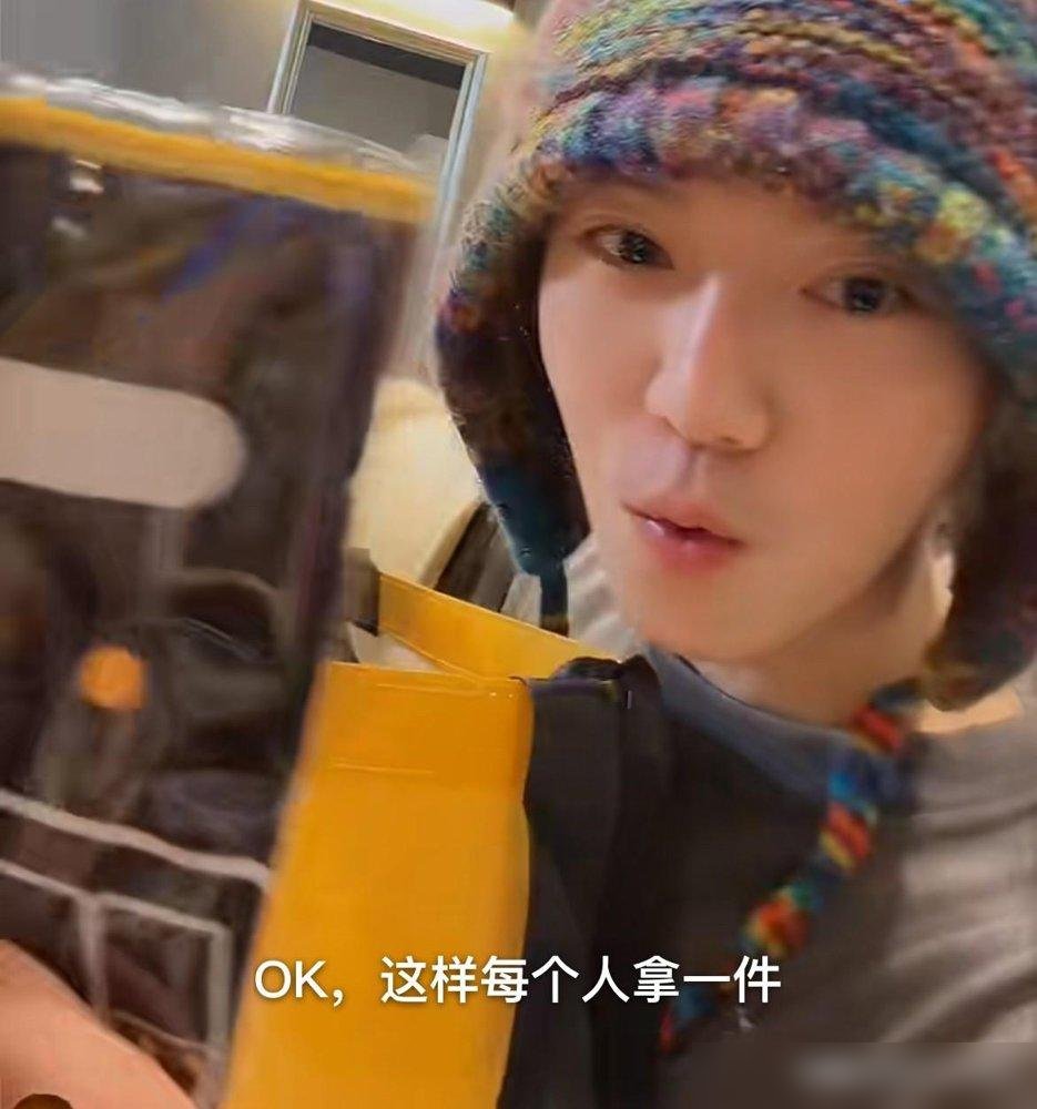 鹿晗素颜蹲在陈赫直播间啃杀猪菜，张嘴第一句就问福袋里是不是真钻。
陈赫正卖力喊“家人们冲”，鹿晗在旁边学他腔调，还伸手要扒拉那福袋。一个顶流，不化妆不端架子，坐那儿跟邻居蹭饭似的。陈赫怼他“你差那点钻吗”，他回“差，白给的谁不要”。
俩人互损没停，顺带把《五哈》新周边往镜头前一摆。热搜直接炸了。