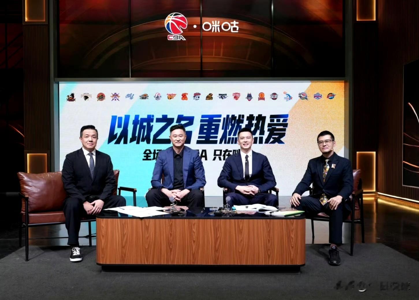 CBA揭幕战上海34分大胜深圳，比赛悬念早早消失。本场最大看点是直播间杜锋、杨鸣的解说搭档。二人曾是辽粤争霸时期针锋相对的冠军主帅，赛前“世纪握手”登上热搜。解说时以一线教练视角拆解战术、暂停和轮换；杜锋犀利抓防守漏洞，杨鸣擅长梳理比赛节奏，风格互补。优质转播是联赛商业化的基础，顶配解说配置提升球迷