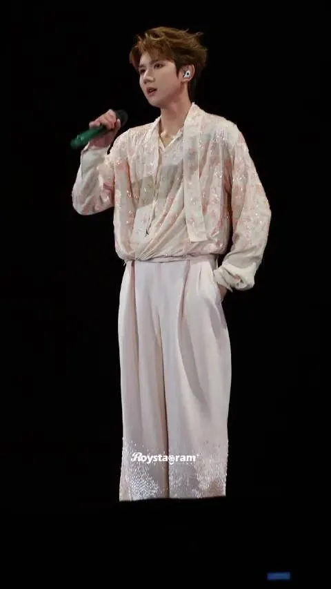 演唱会落幕之后，王源打开手机直接迎来大型意外现场，也只好把这份突发状况分享给大家。
不少网友纷纷调侃，这难道就是王源绞尽脑汁准备好的舞台彩蛋吗。明明长着一张帅气十足的脸，却总做出格外可爱呆萌的事情，巨大反差感戳中无数观众。