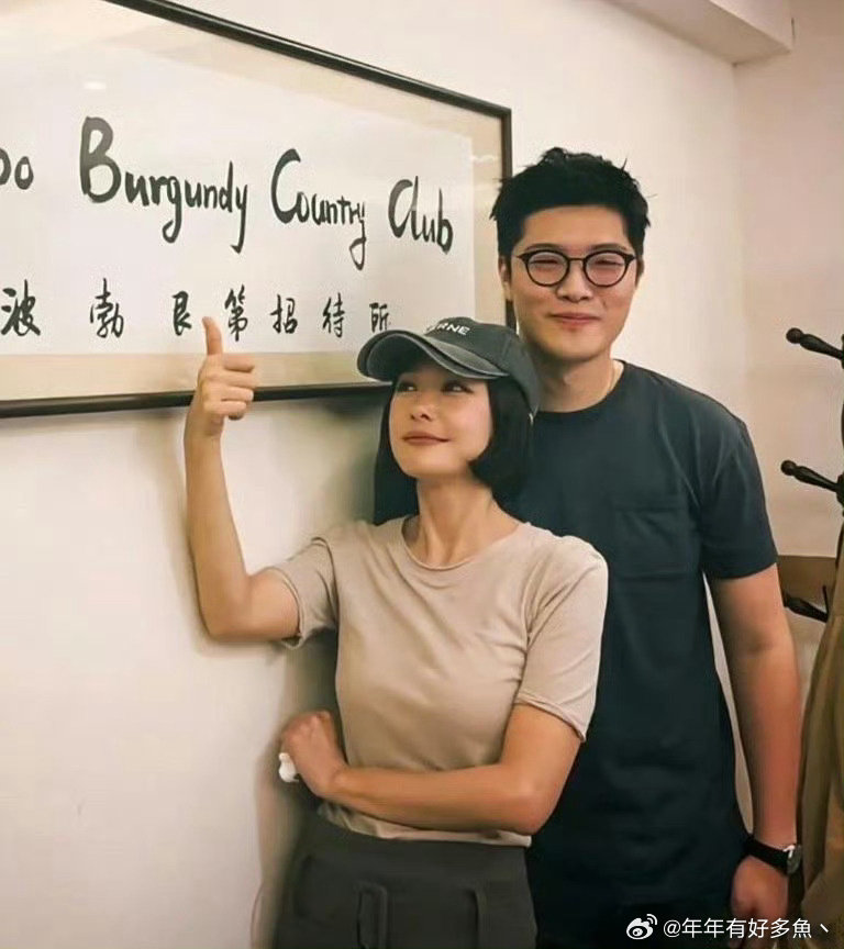 46岁的秦岚在宁波一家餐馆吃饭，和老板一起拍摄合影。她看起来好年轻，身材太好了！ ​