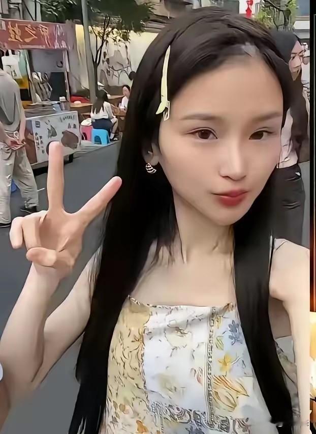 24岁吃播博主离世：哪有什么预知生死，只是身体早已拼命报警
 
网上流传一种说法，人对于自己生命的终点，似乎会有莫名的预感。山东聊城24岁吃播博主干饭莹莹（本名陈紫怡）的离去，让很多人想起了这句话。
 
这位拥有120多万粉丝的吃播博主，在离世的三天前，特意录制了一条视频，平静讲述自己的身体状况。镜