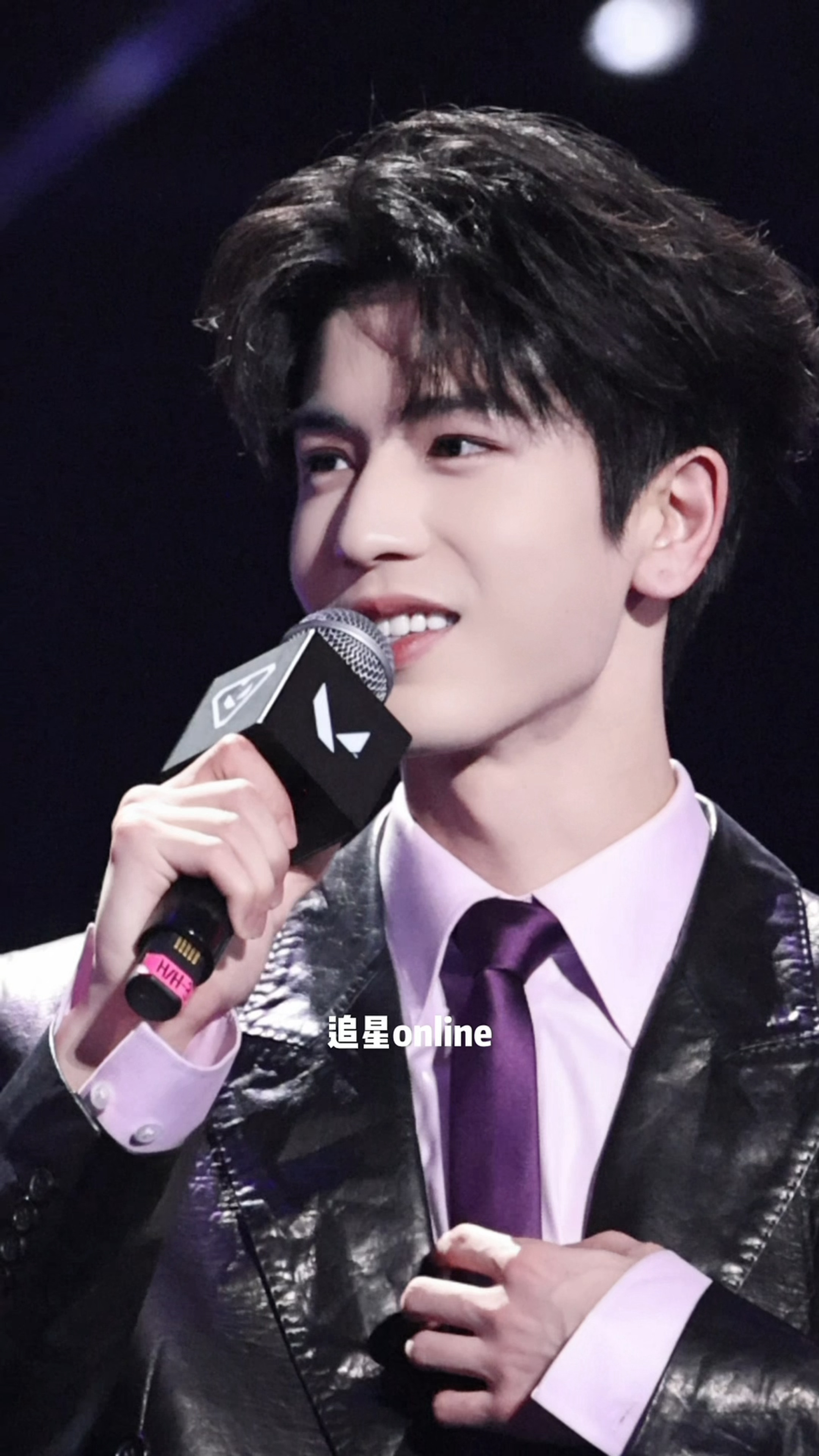 #张凌赫[超话]#  
早安呀凌赫💜Good morning linghe
在你决定奔赴朝阳的那刻起，你就已经拥有了相比于太阳还要耀眼的光，曙光缓缓铺展，唤醒世间万物，也开启崭新的朝暮、时光淬炼品性，过往的每一段经历，都沉淀成独属于你的底气。于角色之中体会百态人生，于现实生活守住本真模样。不必强迫自己迎 ​
