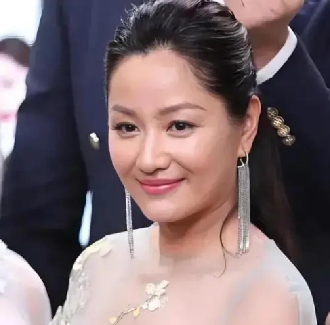 2001年，瞿颖只身一人冲进舟山剧组的休息室，推开门的那一刻，她整个人都傻了。李亚鹏正亲密地搂着周迅的肩膀，周迅身上还穿着黄蓉的戏服，两人那股暧昧劲儿明眼人一看就知道怎么回事。瞿颖脑子嗡的一声，冲过去抬手就是一巴掌，咬着牙吐出几个字：“你真让我恶心！”接着她摔门而出，掏了2000块钱打了一辆长途出租