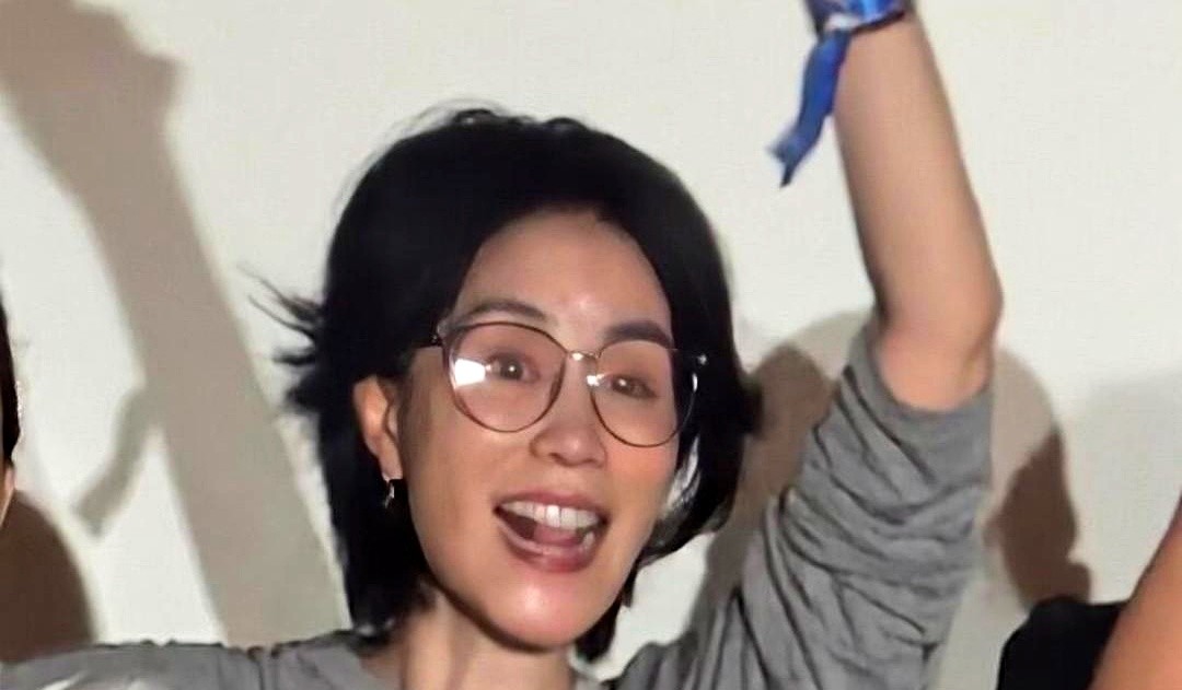 57岁的王菲现身那英演唱会，镜头扫过去，状态好得让人以为时光停滞了。

不少人看完开始焦虑自己的皱纹，其实真没必要。明星脸上的紧致，背后是普通人难以想象的真金白银、顶级团队和常年优渥的生活托底。

与其盯着人家“不把岁数当回事”的皮相，不如看看她们手里的底牌。人家有拿得出手的专业本事，有源源不断的版