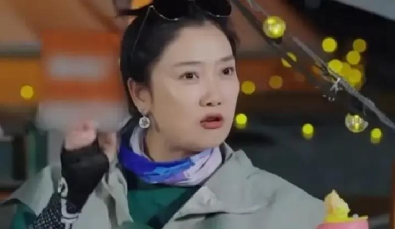当年曾毅一口咬定“这俩人绝对成不了”，结果反手就被玲花结结实实打了一记响亮的耳光。
2011年大婚那会儿，玲花还特意跑到曾毅跟前翻旧账：“老曾，当年是谁拍着胸脯说没可能的？”曾毅站在旁边干瞪眼，愣是一句话都接不上来。
时间倒回2004年刚认识那阵子。徐明朝头一回见到玲花，心里就动了心思。但他办事