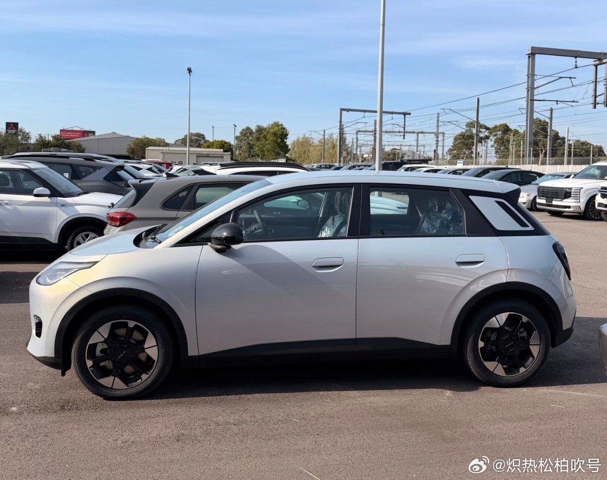 准备入手一台家庭代步电车，埃安UT 530宁德版焕新上市后，我梳理了它的适配场景。大两厢车身方便收纳婴儿车、购物物资，长续航降低补能顾虑，小巧车身适配城市路况，接娃通勤、近郊出游都够用。上市价格和权益在预算内，计划预约线下看车。
#家庭新主力##埃安UT焕新上市##长续航国民大两厢# ​