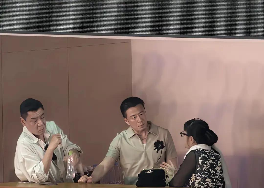 那英这场演唱会，最抢眼的不是歌，而是台下那一圈熟脸
宋丹丹坐在下面，眼神里那股子骄傲都快溢出来了，像是自己家人上台了一样
张碧晨也来了，管那英叫师父，这种场合她不来才奇怪
当年被带过一把，现在站出来撑场面，圈里这点人情味儿，还是挺能看出来的
更有意思的是王菲和窦靖童，母女俩各送各的花篮
从老一辈到年