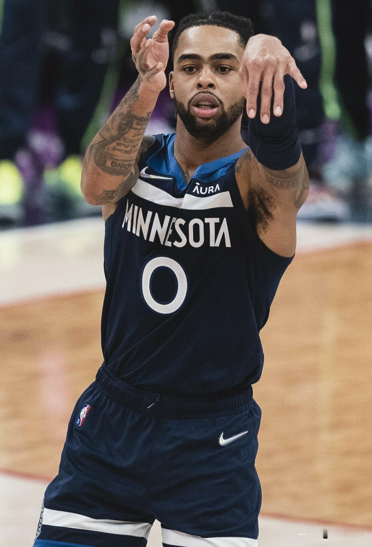 据《东方体育日报》记者薛思佳报道，上海男篮已与2015年NBA榜眼秀德安吉洛·拉塞尔达成签约协议。新赛季这位30岁的前NBA全明星后卫将转战CBA联赛，代表上海大鲨鱼出战。截至发稿，俱乐部官方尚未正式发布官宣公告。
拉塞尔此前在9月25日被孟菲斯灰熊裁掉成为自由球员。作为2015年被湖人选中的榜眼秀