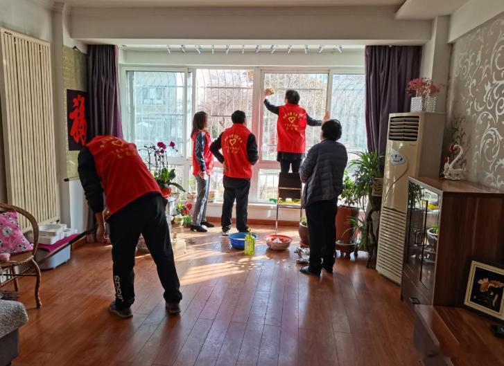 【兴庆区为老服务暖在细微处】

　　在兴庆区，养老服务的温度，藏在一个个细节里。精准分类帮扶，谁家缺什么、谁该上门搭把手，心里有本明白账；代际志愿接力，银龄老人敲得开门，青年志愿者补得上位；阵地提质升级，低效空间被整理出来，老人下楼就有地方去、有邻居聊；文体普法赋能，筋骨舒展了，防 ​