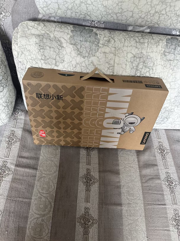18岁想要的笔记本，现在拿到手是什么心情💻
终于拥有心心念念的小新Pro14🎉
上学的时候刷到别人用轻薄本，一直很心动。
原来长大之后，入手年少时渴望的东西，快乐有，但好像少了当初那种急切的期待。
想问大家：
有没有一样东西，是年少时很想要，长大才拥有的？
拿到手那一刻，是什么感受🥺
换了新本子，性能小白有点懵，软件好多挑花眼！
日常学习为主，偶尔会剪点简单视频，求大家真诚分享好用的软件！
Office、剪辑类的值得直接安排吗？有没有新手友好不容易踩坑的？
评论区多多安利，听劝🙏
	
#联想小新Pro14 #为自己的心动买单 #成年人的快乐 #给自己的礼物就是慢慢变好#天猫数码家电自营旗舰店