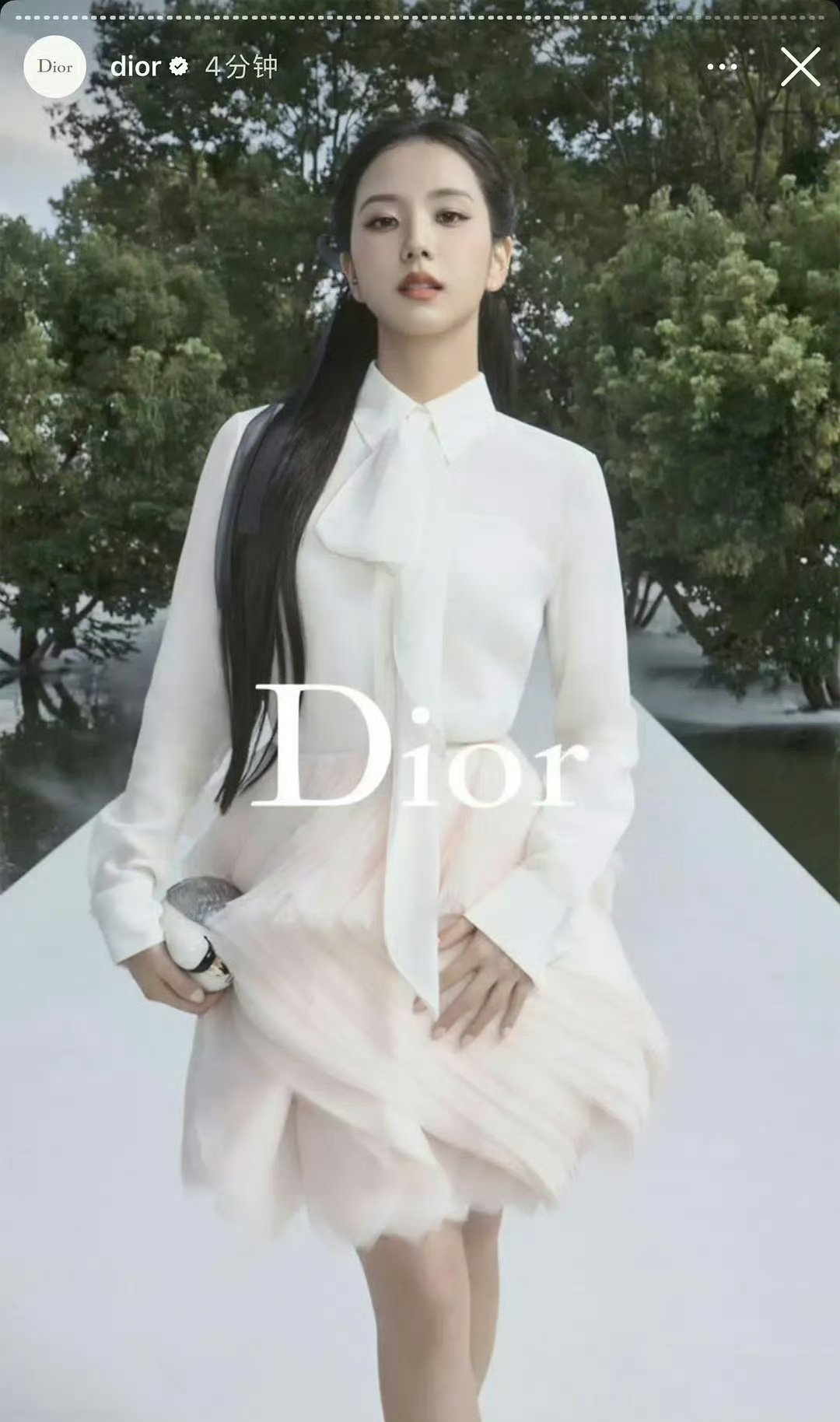 #Dior首位认领金智秀#
独一份秀场VIP礼遇，专车直达入口，品牌高层亲自接待，无需卷入红毯长队。抢先上身未公开发布的超季成衣，天鹅陶瓷手袋全球首秀亮相，落座内场前排C位，和一众国际影星并肩，品牌毫无保留的顶级资源，是属于金智秀的荣光时刻🥂 ​