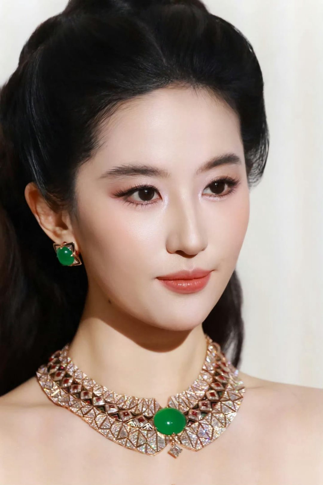 全球代言人展示得太好了，很难不心动啊
可惜我不是富婆
#刘亦菲秀场耳环已经被买走了# ​