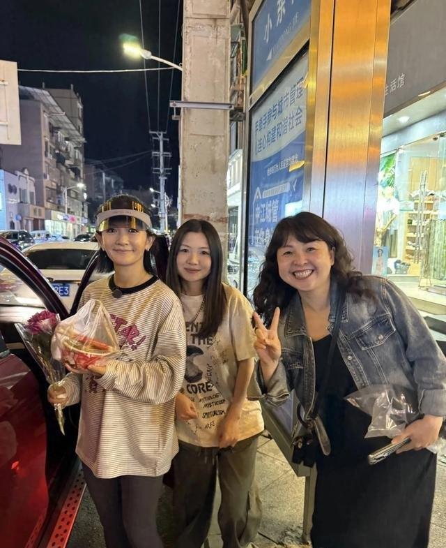43岁谢娜回四川老家钓鱼，素颜厚底鞋显小肚子，被认出大方聊天，松弛感亲切感满满 ​