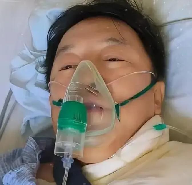 52岁的黄渤在家门口骑个自行车，拐弯时稍微一走神，直接把自己干进了医院，落了个锁骨骨折

9月3号他在网上晒出住院视频，人躺在病床上戴着氧气面罩，床头卡片上赫然写着骨折和跌倒高危，动都动弹不得，马上还得挨一刀做手术

很多人这才反应过来，前阵子8月22号那英在北京开演唱会，黄渤胳膊上套着护具去捧场，