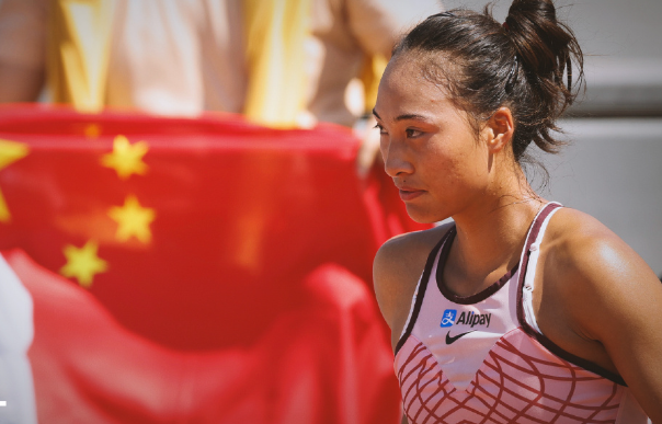 止步八强，却赢麻了
排名暴涨69位，两次绝境翻盘
 
郑钦文美网止步八强，全网刷暴，人人都在感叹“可惜”！但我说句掏心话：她不但没输，反而赢麻了！
 
且看——
从资格赛一路拿下7场连胜，世界排名暴涨69位，彻底告别大满贯资格赛的消耗；两次0‑5落后上演强势翻盘，硬生生和世界天花板级别的对手鏖战到决