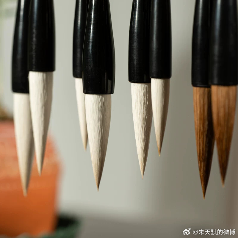【读文】1.花糍粑在布依族婚俗里必不可少。在家乡，一桩婚姻的完整流程里，男方总共要往女方家送三次花糍粑。第一次是男女双方均有谈婚论嫁的意向后，由媒人带着亲友挑着花糍粑上女方家“相亲”，如果女方收下花糍粑，就意味着初步同意。第二次是双方定亲，男方要请一名德高望重的老人充当“押礼”，带 ​