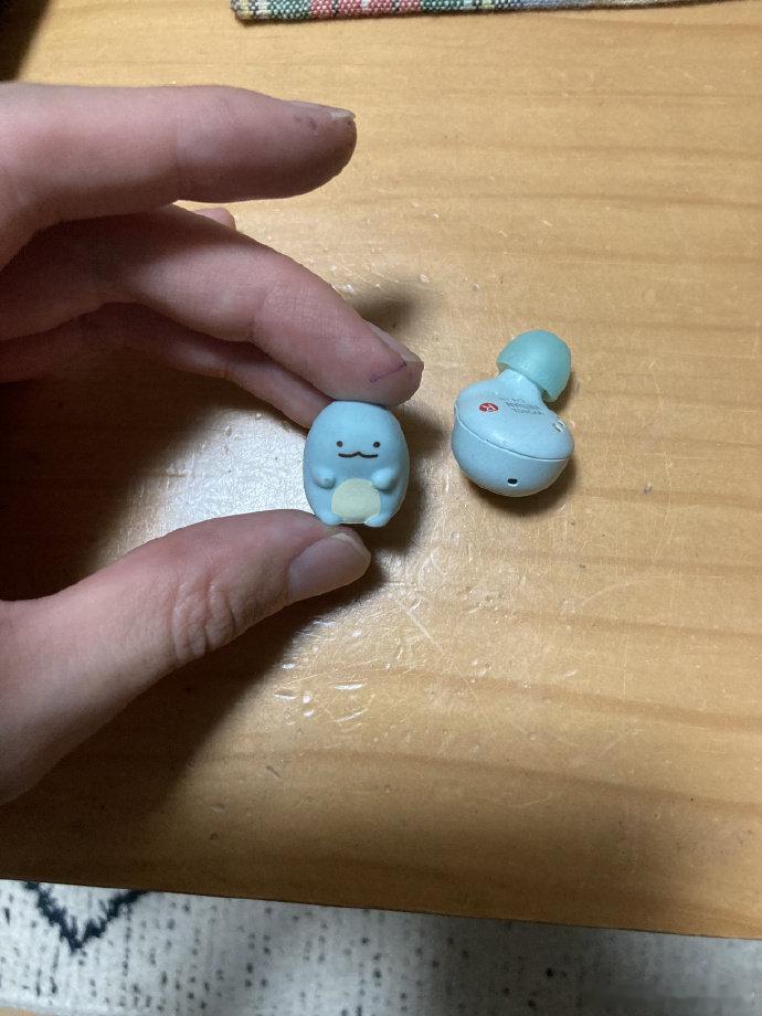 耳朵里塞着无线耳机听音乐，寻思着怎么右边的耳机完全没声音啊，结果拿出来才发现塞错了东西[允悲] ​​​